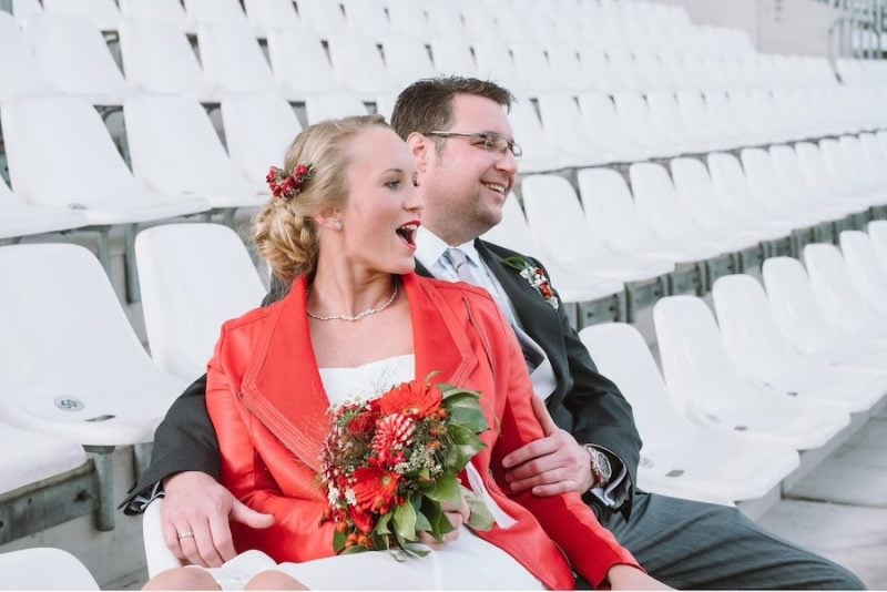 Hochzeitspaar, das in einem Station sitzt