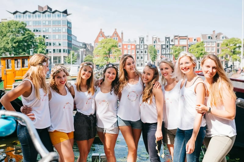 Frauen mit JGA-Shirts auf Städtetrip