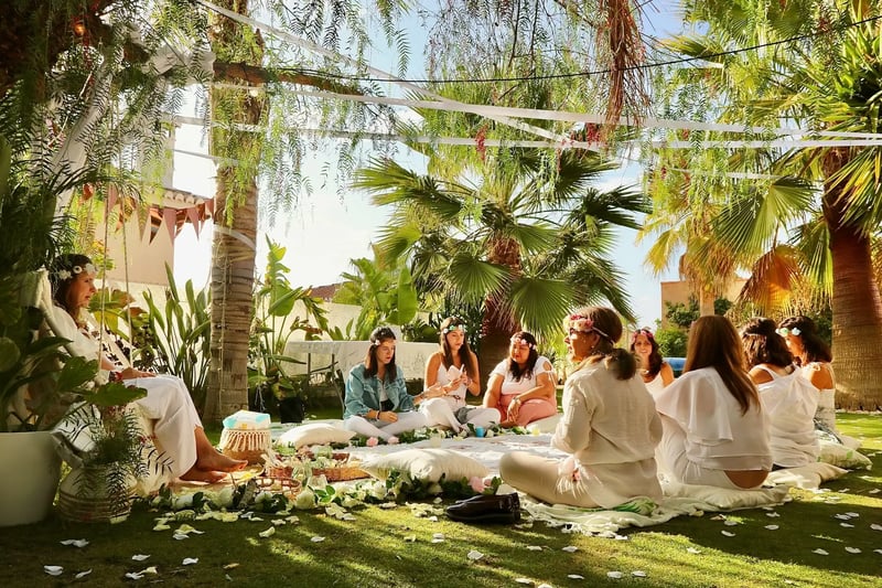 Frauen mit Zeremonie im Garten