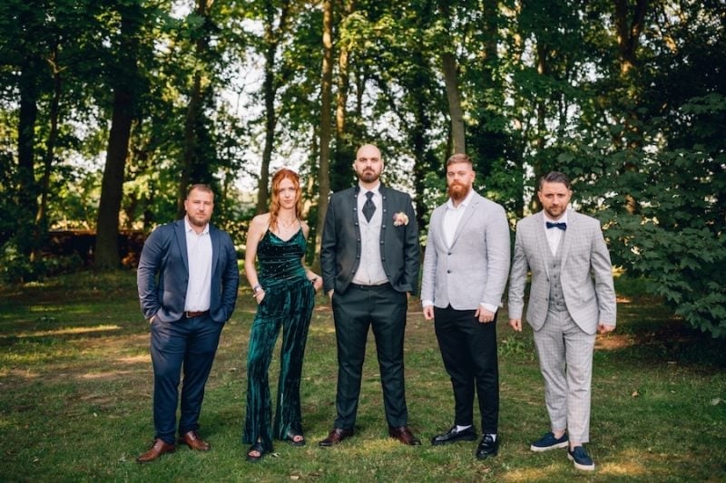 Gruppe von Hochzeitsgästen in unterschiedlichsten Outfits