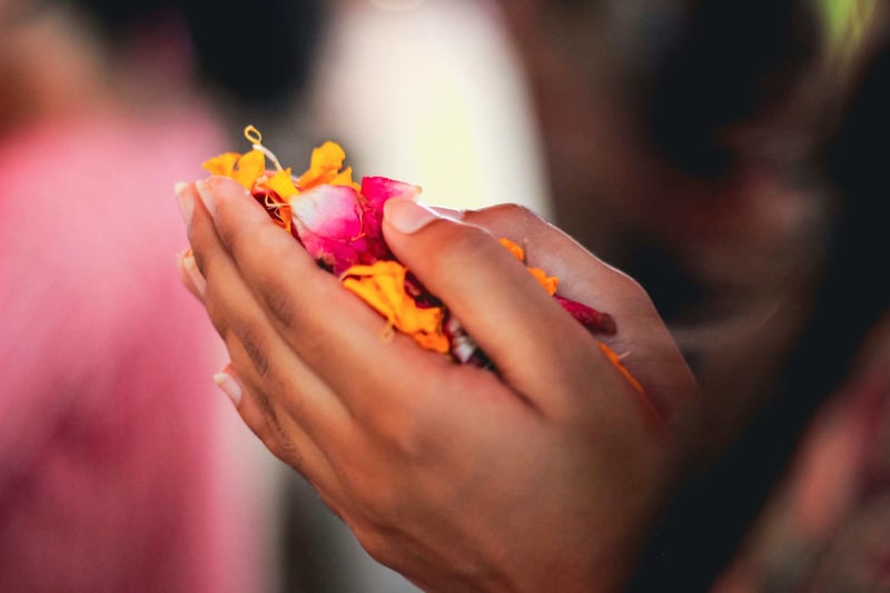 hands holding colourful confetti for a Hindu wedding.