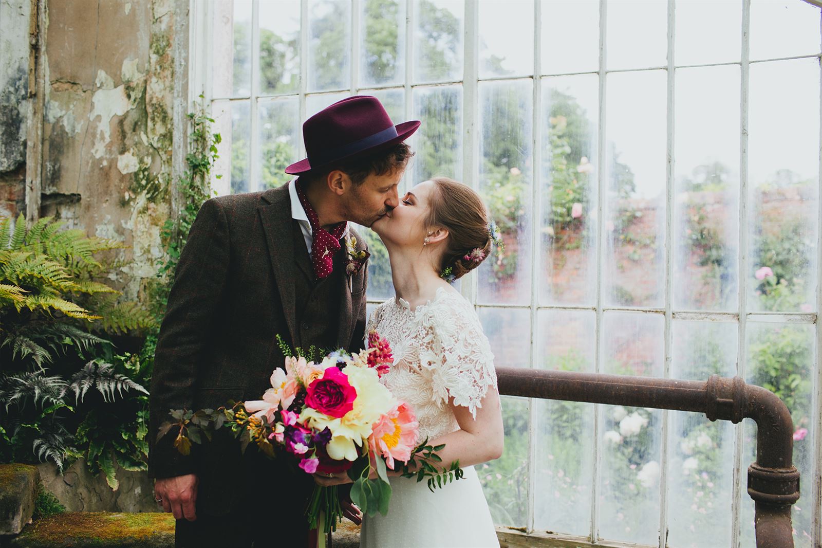 bridebook..co.uk- alternative couple kiss