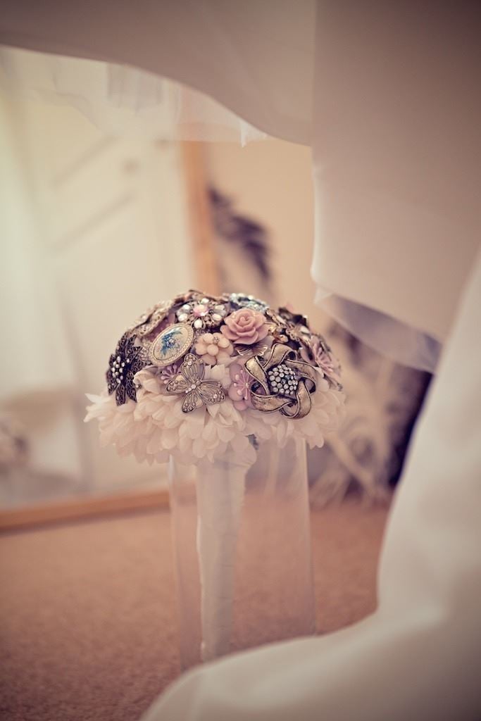 Bridebook.co.uk- brooch wedding bouquet