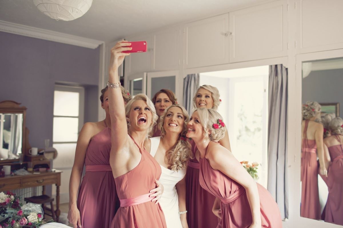 Brautjungfer macht ein Selfie mit Braut und Brautjungfern