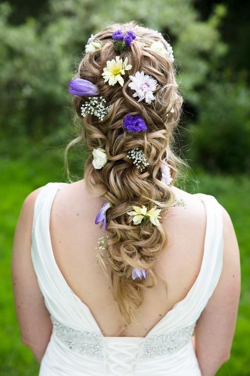 Bridebook.co.uk- brides hair decorated with real flowers