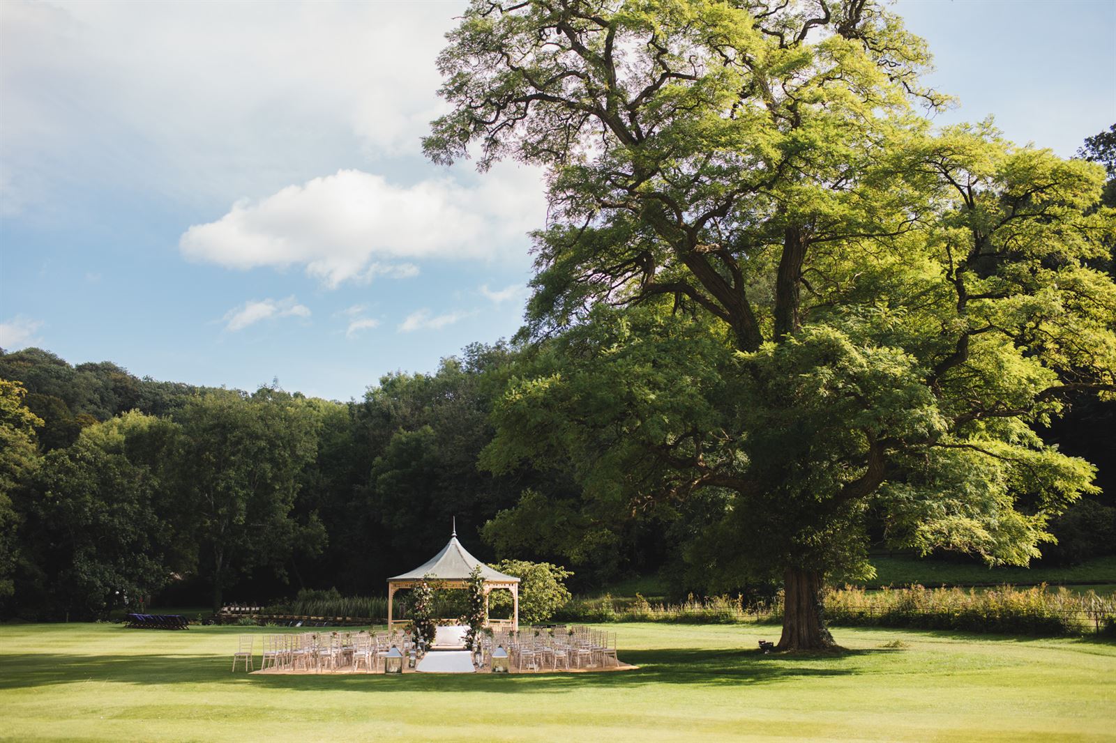 An archway that is part of the building serves as a place for the ceremony.