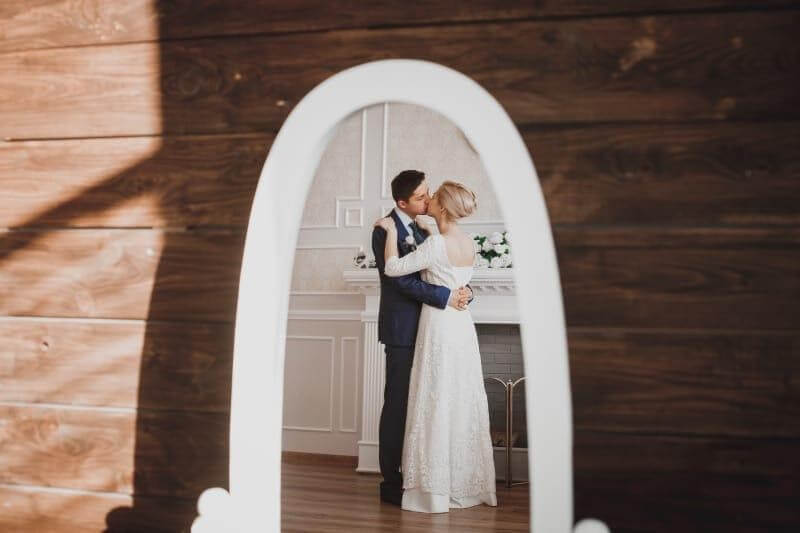 Bridebook Paar küsst sich in der Reflektion des Spiegels