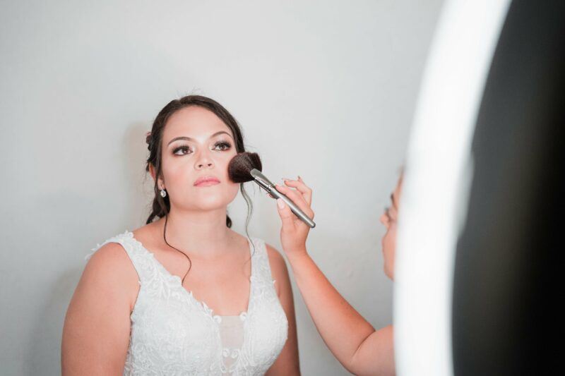 Braut bekommt Make-up aufgetragen