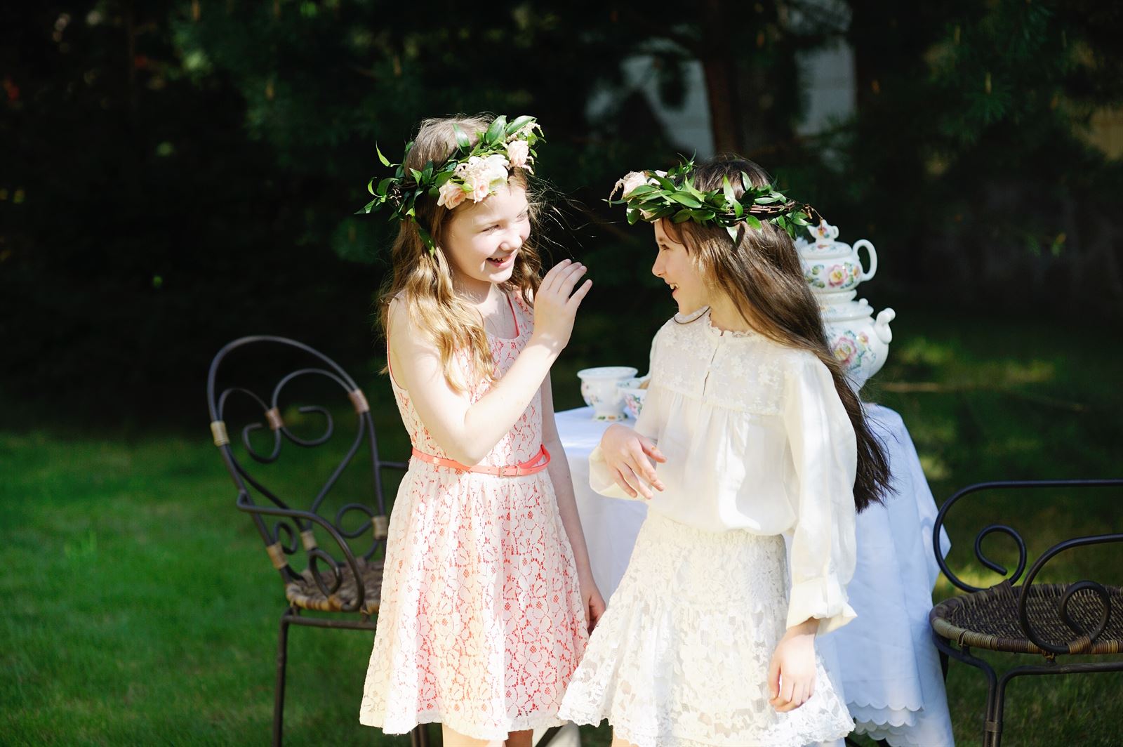 Bridebook.co.uk Flowergirls laughing