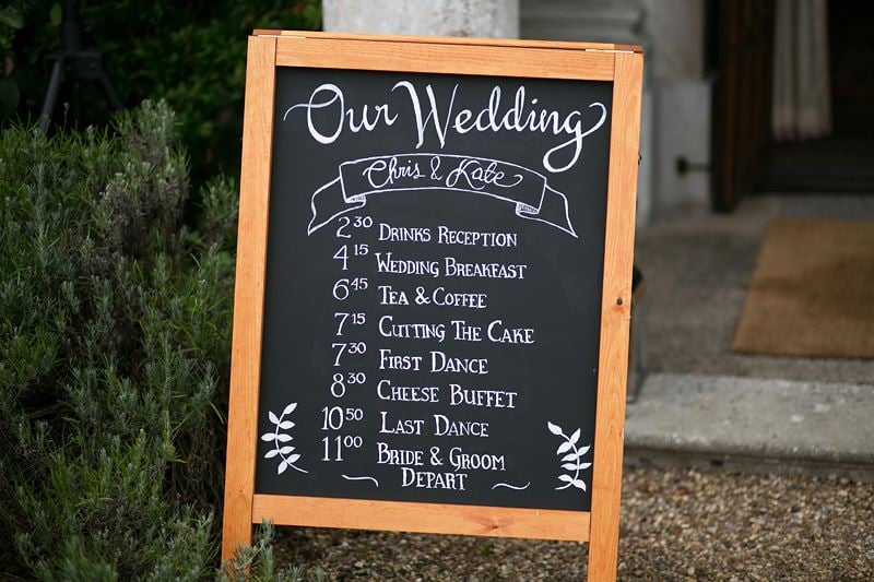 Hochzeitsprogramm auf einer Tafel geschrieben