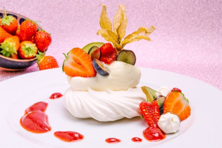 StrawberryPavlova 152982x1988 1 768x512 