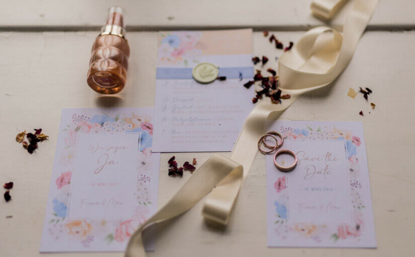 Einladungstexte mit Herz: So gestaltet ihr eure Hochzeitseinladungen