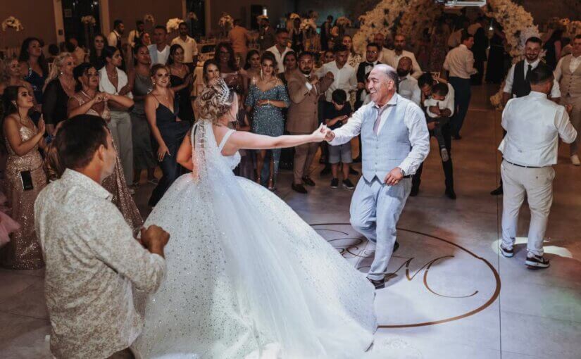 Braut, die mit ihrem Vater tanzt