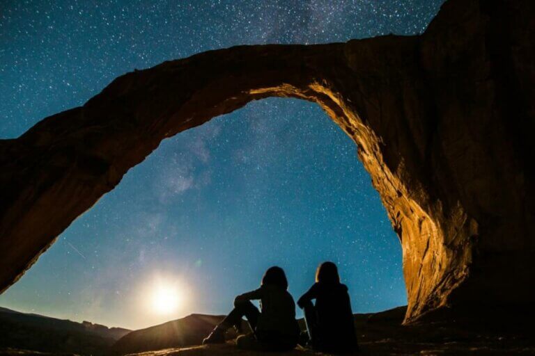 Couple regardant les étoiles