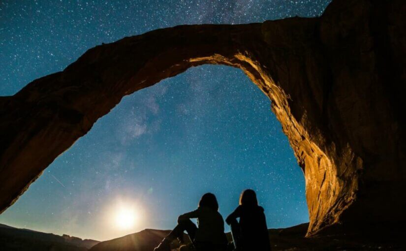 Couple regardant les étoiles