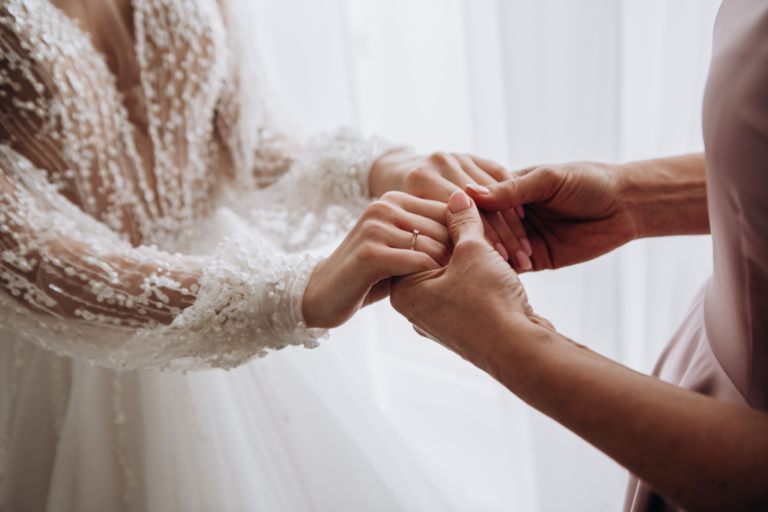 Les mains de la mariée et sa mère