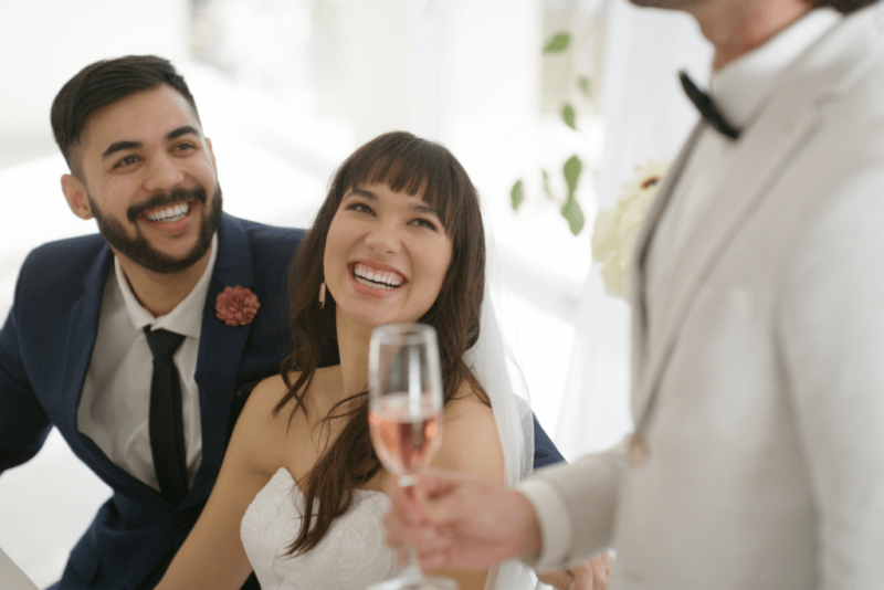 Mariée qui rit en écoutant le discours de son père