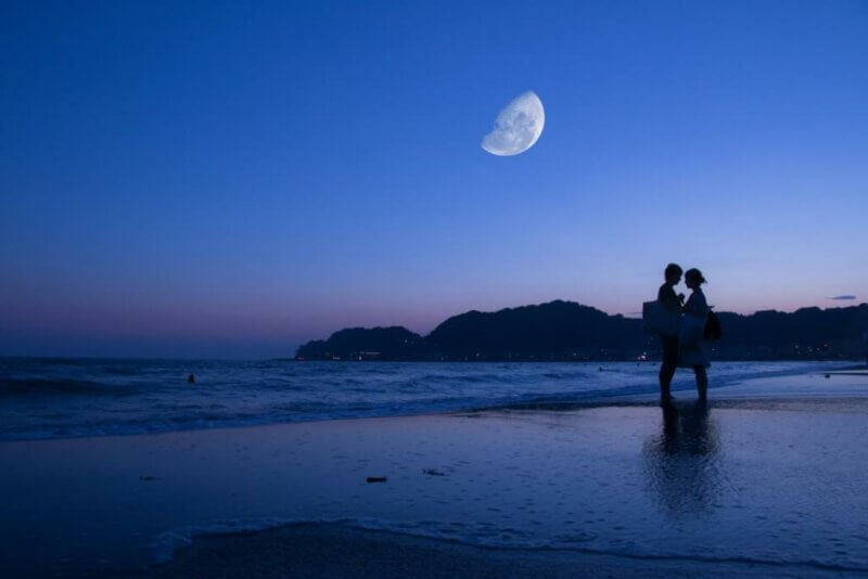 Couple sous la lune