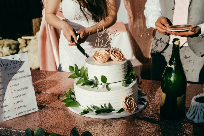 Gâteau de mariage en train d'être coupé