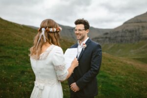 Mariée en train de faire un discours à son mari