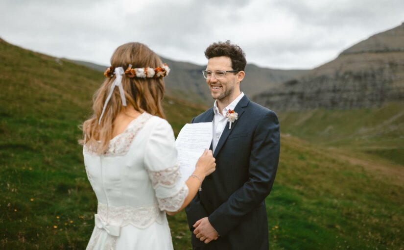 Mariée en train de faire un discours à son mari