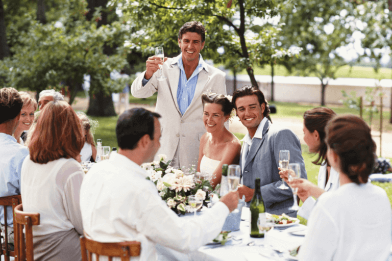 Témoin ou ami portant un toast de mariage