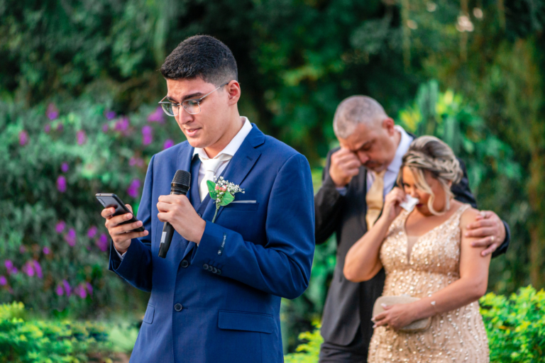 Couple en train de pleurer pendant un discours de mariage