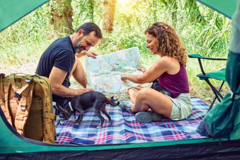 Couple en train de regarder une carte en camping