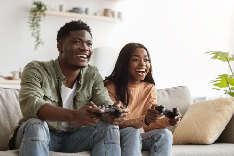 Frère et sœur en train de jouer aux jeux vidéo