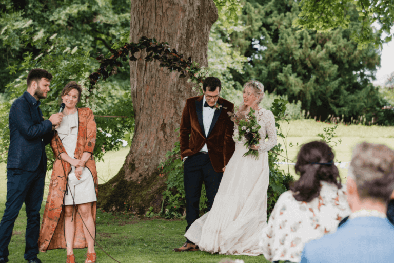 Mère de la mariée sur le point de commencer son discours de mariage