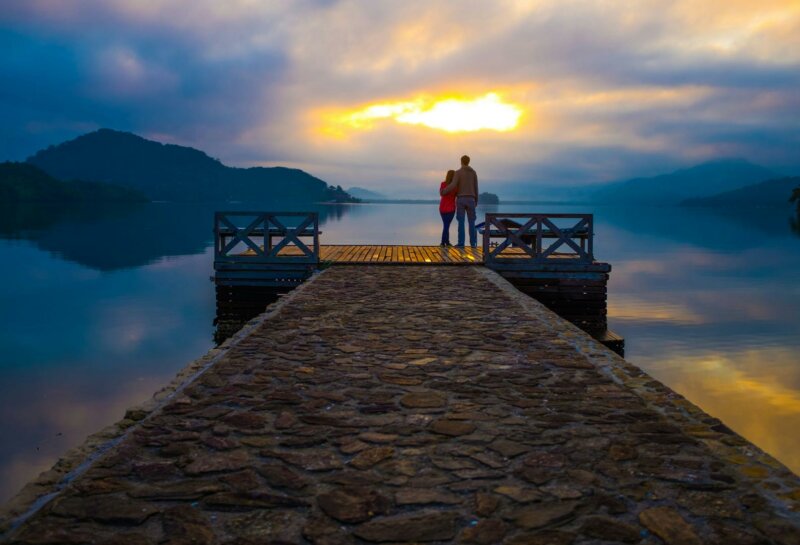 Couple sur un ponton