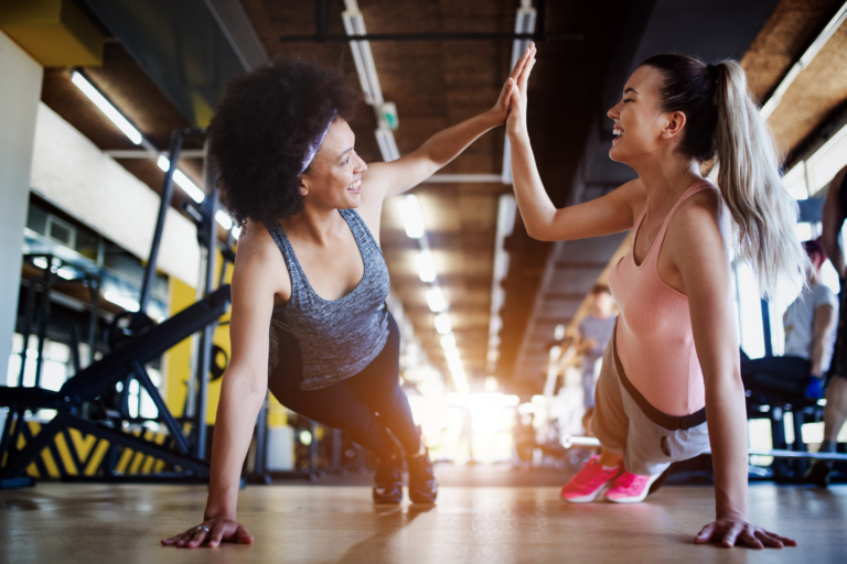 Deux sœurs en train de faire du sport