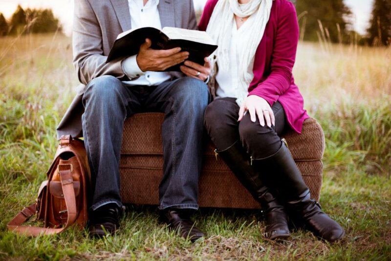 Couple en train de lire