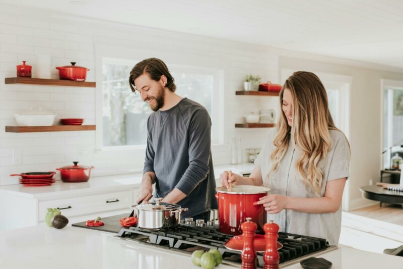 Couple en train de cuisiner