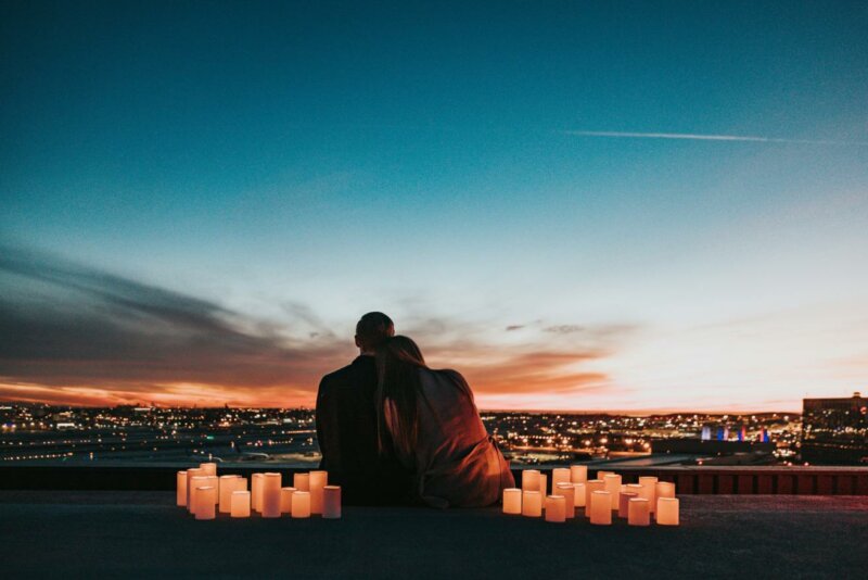 Couple en soirée romantique au coucher du soleil