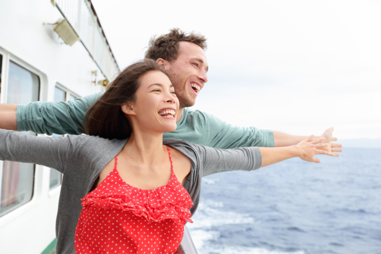 Couple en pose du Titanic romantique 