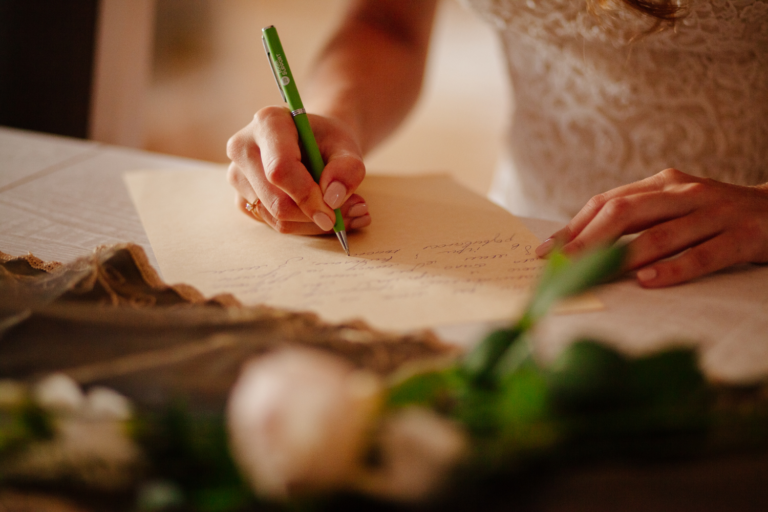 Mariée en train d'écrire ses vœux de mariage