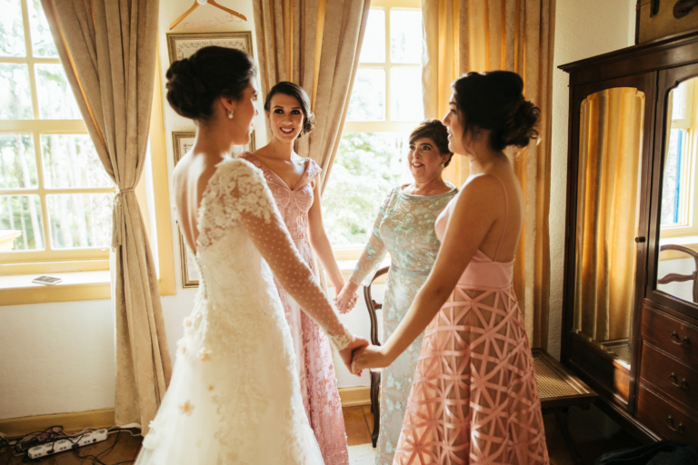 Mariée et demoiselles d'honneur en train de prier avant la cérémonie de mariage