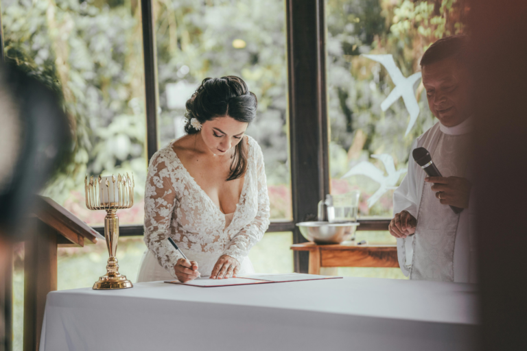 Mariée en train d'écrire ses vœux de mariage