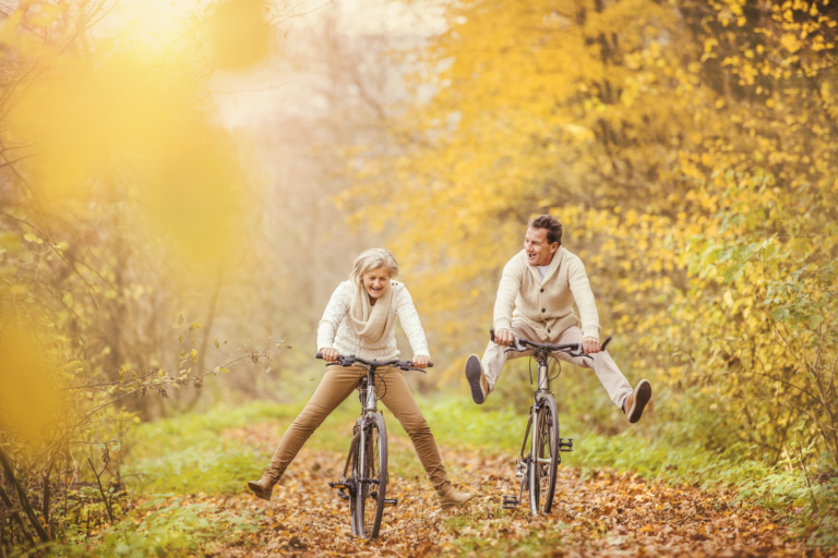  Couple à vélo en train de rire