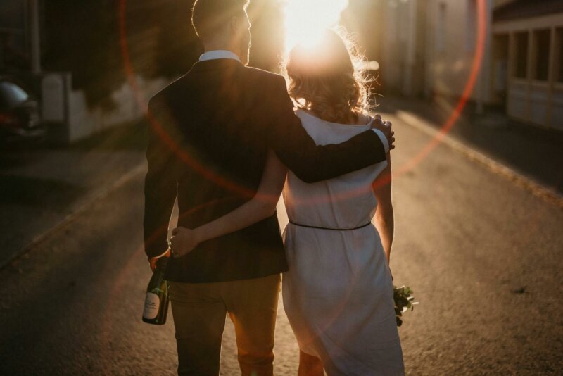 Couple de mariés au coucher du soleil