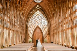 Couple de mariés seul dans une immense nef d'église