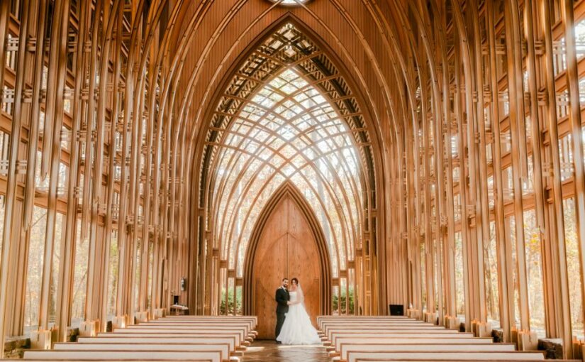 Couple de mariés seul dans une immense nef d'église