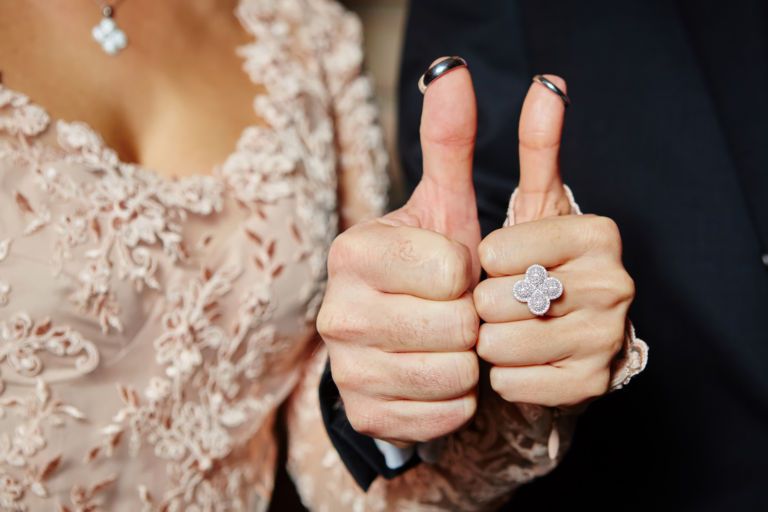 Mariés avec ses bagues de mariage sur leurs pouces