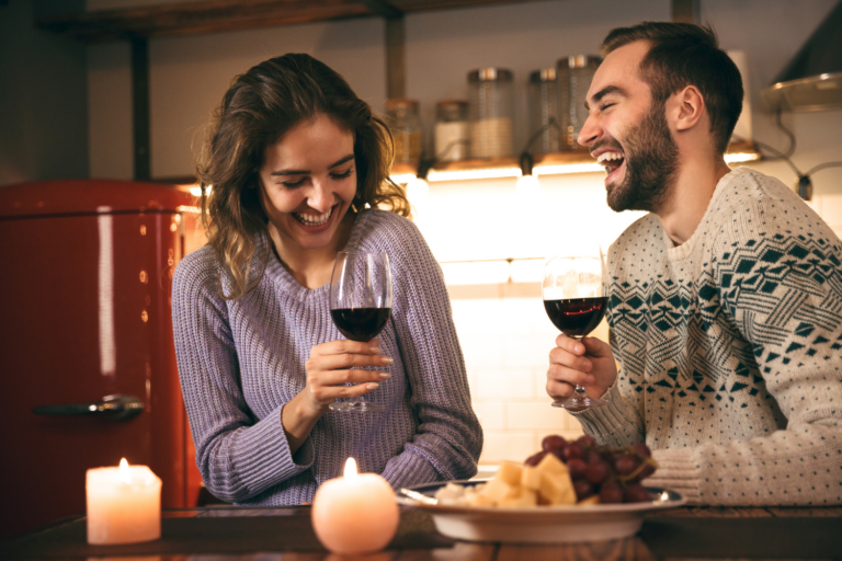 Couple en train de déguster du vin