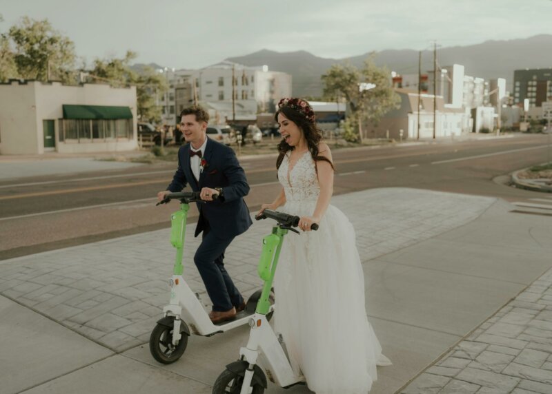 Couple de mariés en trotinette