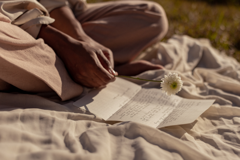 Femme avec une fleur et une lettre