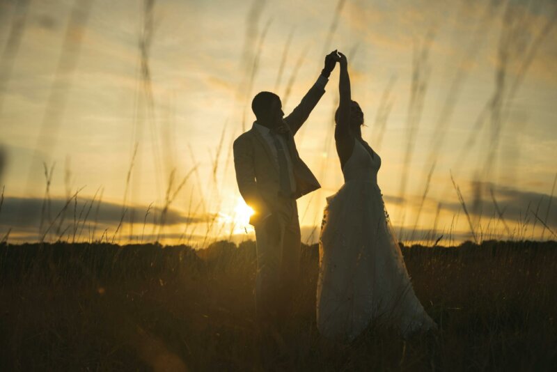 Couple dansant au coucher du soleil