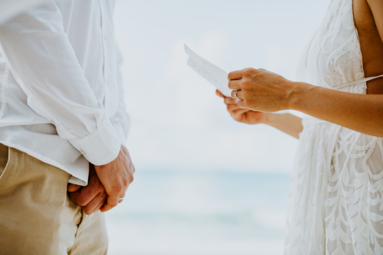 Mariés en train de lire des vœux de mariage