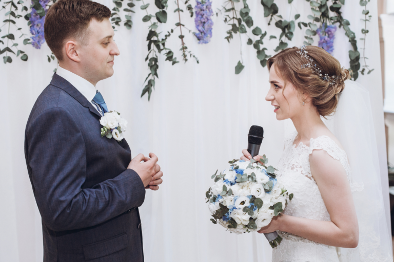 Mariés en train d'échanger ses vœux de mariage